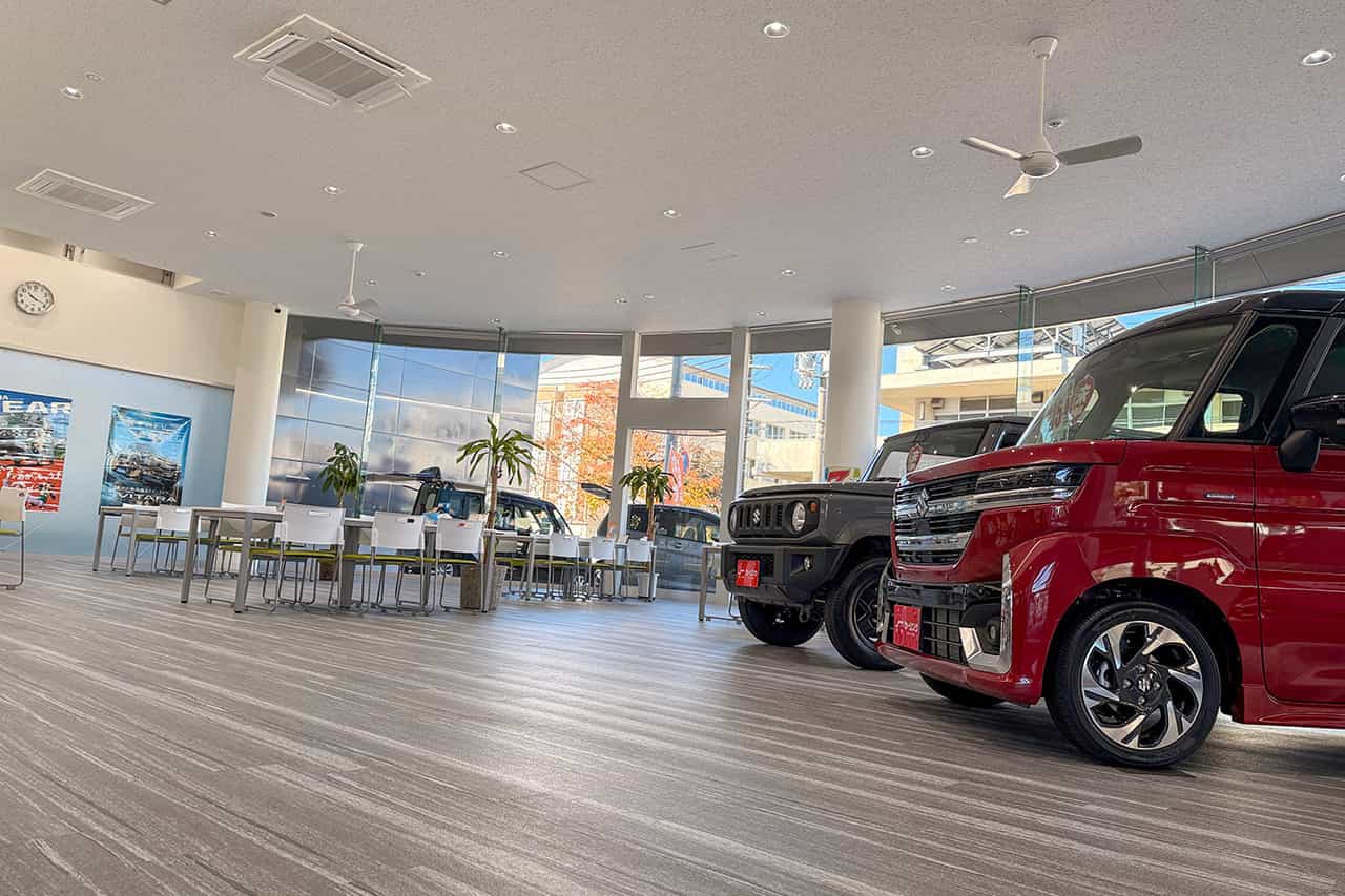 カーリンク姫路南店の店舗内の展示車
