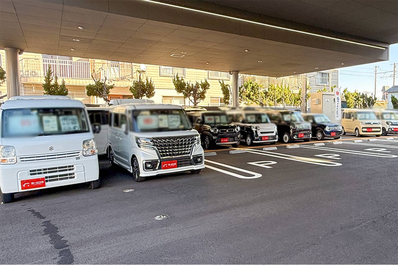 カーリンク姫路南店の中古車が展示されている